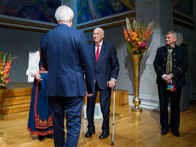Kong Harald deler ut Kong Olav Vs kreftforskningspris for 2020 til professor Bjarne Bogen. Foto: Håkon Mosvold Larsen / NTB